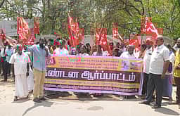 தரைக்கடை வியாபாரிகள் ஆா்ப்பாட்டம்