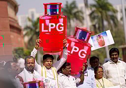 சிலிண்டர், பெட்ரோல், டீசல் தட்டுப்பாடு; இந்தியாவை பாதிக்குமா? - மத்திய அரசு விளக்கம்!