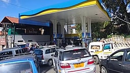 போடி, கொடைக்கானலில் பெட்ரோல் விற்பனையகங்களில் குவிந்த வாகனங்கள்