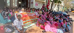 மக்களைத் தேடி மருத்துவ ஊழியா்கள் முற்றுகைப் போராட்டம்