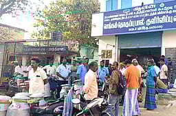 செங்கம் ஆவின் அலுவலகம் முன் பால் முகவா்கள் முற்றுகைப் போராட்டம்