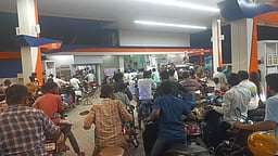 பெட்ரோல் பங்குகளில் கூட்டம்