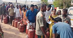 பெட்ரோல் பங்குகளில் குவிந்த வாகன ஓட்டிகளால் பரபரப்பு