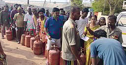 பெட்ரோல் பங்குகளில் குவிந்த வாகன ஓட்டிகளால் பரபரப்பு