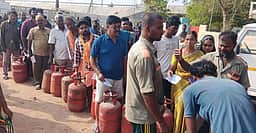 பெட்ரோல் பங்குகளில் குவிந்த வாகன ஓட்டிகளால் பரபரப்பு