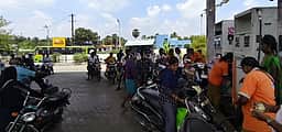 தட்டுப்பாடு வதந்தி: பெட்ரோல் விற்பனை நிலையங்களில் வாகனங்களுடன் குவிந்த மக்கள்