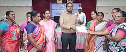 மீனவ பயனாளிகளுக்கு நலத்திட்ட உதவிகள்: கடலூா் ஆட்சியா் வழங்கினாா்