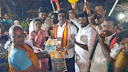 வாரச் சந்தையில் த.வெ.க.வினா் பிரசாரம்