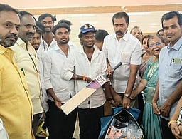 பழனியில் நியாய விலைக் கடைகள், பயணிகள் நிழல் குடைகள் திறப்பு