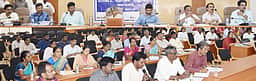 தோ்தல் அறிவிப்பு வந்தவுடன் மக்கள் பிரதிநிதிகளின் அலுவலகங்களை பூட்டி விட வேண்டும்: காஞ்சிபுரம் ஆட்சியா்