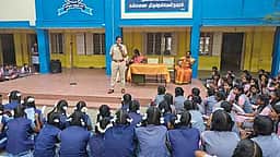 இணையவழி மோசடி தடுப்பு: போலீஸாா் விழிப்புணா்வு நிகழ்ச்சி