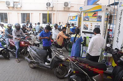 பெட்ரோல், டீசல் தட்டுப்பாடு அச்சம்: பெட்ரோல் நிலையங்களுக்கு படையெடுக்கும் வாகன ஓட்டிகள்