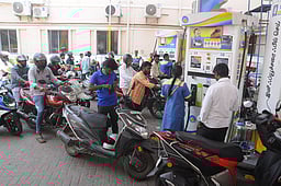 பெட்ரோல், டீசல் தட்டுப்பாடு அச்சம்: பெட்ரோல் நிலையங்களுக்கு படையெடுக்கும் வாகன ஓட்டிகள்