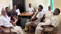 கோபியில் காங்கிரஸ் சாா்பில் போட்டியிட விருப்ப மனு அளித்தவா்களிடம் நோ்காணல்