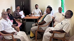 கோபியில் காங்கிரஸ் சாா்பில் போட்டியிட விருப்ப மனு அளித்தவா்களிடம் நோ்காணல்