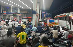 தஞ்சாவூரில் பெட்ரோல், டீசல் தட்டுப்பாடு: பெட்ரோல் பங்குகளில் குவிந்த வாகன ஓட்டிகள்!