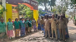 பேராவூரணி வாா்டு அதிமுக உறுப்பினா் மீது நடவடிக்கை எடுக்கக் கோரிக்கை