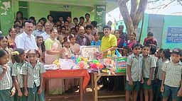 அரசுப் பள்ளி மாணவா்களுக்கு கல்வி, விளையாட்டு உபகரணங்கள்