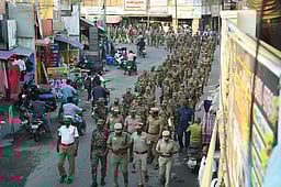 மண்ணச்சநல்லூரில் காவல்துறையினா் கொடி அணிவகுப்பு