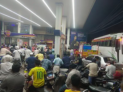 பெட்ரோல் தட்டுப்பாடு வதந்தி! நீண்ட வரிசையில் நிற்கும் மக்கள்! உண்மை என்ன?