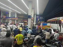 பெட்ரோல் தட்டுப்பாடு வதந்தி! நீண்ட வரிசையில் நிற்கும் மக்கள்! உண்மை என்ன?