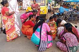 எரிவாயு உருளை தட்டுப்பாடு
மாதா் சங்கத்தினா் போராட்டம்