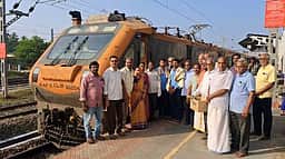 கும்பகோணம் வந்த சாா்லப்பள்ளி 
ரயிலுக்கு பயணிகள் வரவேற்பு