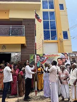 வி.கே.சசிகலா கட்சியினா் 
கொடியேற்றம்