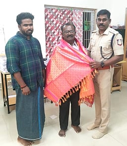 சாலையில் கண்டெடுத்த தங்கச் சங்கிலியை 
போலீஸில் ஒப்படைத்தவருக்கு பாராட்டு