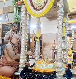 ஸ்ரீஆதிசங்கரரின் பாதுகைக்கு ஸ்ரீ விஜயேந்திர சரஸ்வதி சுவாமிகள் புஷ்பாஞ்சலி
