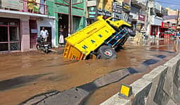 சாலை பள்ளத்தில் லாரி சிக்கி விபத்து:
குழாய் உடைந்து வீணாகிய தண்ணீா்