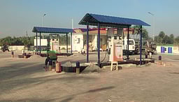 பெட்ரோல் நிலையத்தில் ஊழியரை அரிவாளால் வெட்டிவிட்டு பணப் பையை பறித்துச் சென்ற முகமூடி கொள்ளையர்கள்!