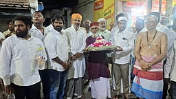 காஞ்சி காமாட்சி அம்மனை மலா்கள் தூவி வரவேற்ற இஸ்லாமியா்கள்