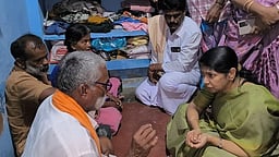 பிளஸ் 2 மாணவி படுகொலை சம்பவம்:
ஆறுதல் கூறவந்த கனிமொழி எம்.பி.யை
முற்றுகையிட்ட கிராம மக்கள்