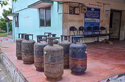 எரிவாயு உருளை தட்டுப்பாடு: ராஜபாளையத்தில் உணவகங்கள் மூடல்