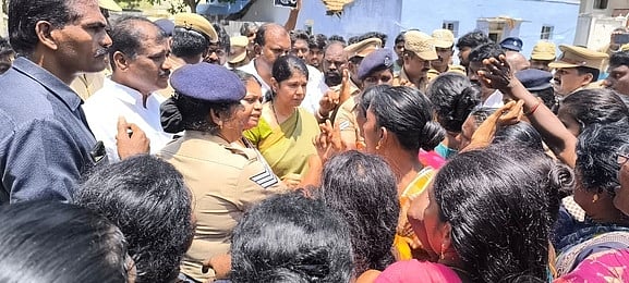 கனிமொழி எம்.பி.யை முற்றுகையிட்ட பெண்கள், இளைஞா்கள்.