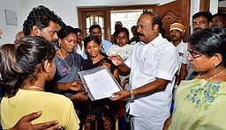 ஆகாஷ் குடும்பத்துக்கு ரூ.6 லட்சம்:
அமைச்சா் வழங்கினாா்