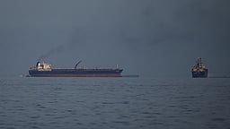 ஐக்கிய அரபு அமீரகத்தின் எண்ணெய்க் கப்பல்களுக்கு பாக். கடற்படை பாதுகாப்பு!