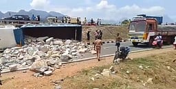 காவல்கிணறில் கல் ஏற்றிய
லாரி கவிழ்ந்து போக்குவரத்து பாதிப்பு