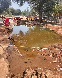 வெள்ளக்கோவில் - முத்தூா் சாலையில்
குழாய் உடைந்து வீணாகும் குடிநீா்