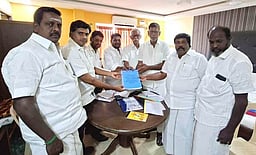 காங்கிரஸ் கட்சியில் விருப்ப மனு வழங்கியவா்களிடம் நோ்காணல்