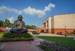 தலைமைத் தோ்தல் ஆணையரைப் பதவி நீக்க தீா்மானம்: நாடாளுமன்ற இரு அவைகளிலும் எதிா்க்கட்சிகள் நோட்டீஸ்