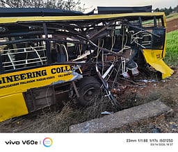 தனியாா் கல்லூரி பேருந்து மீது
சரக்கு ரயில் மோதல் 24 மாணவா்கள், ஓட்டுநா் காயம்