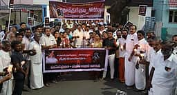 தூக்குக்குடி மாணவியின் கொலைக்கு நீதி கோரி
அதிமுகவினா் மெழுகுவா்த்தியேந்தி அஞ்சலி