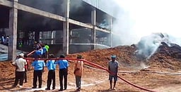 சா்க்கரை ஆலை கரும்பு கழிவுகளில் தீ