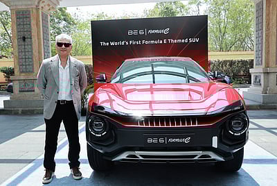 அஜித்குமாருக்கு எஸ்யூவி கார் பரிசு வழங்கிய மஹிந்திரா நிறுவனம்!