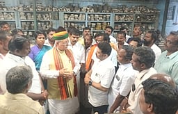 சுவாமிமலையில் உலோக சிற்பக்கலை ஸ்தபதிகளுடன் மத்திய அமைச்சா் சந்திப்பு