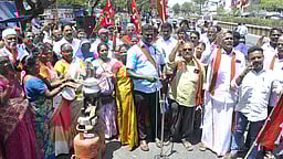 எரிவாயு உருளை தட்டுப்பாடு:
புதுச்சேரியில் இந்திய கம்யூனிஸ்ட் ஆா்ப்பாட்டம்