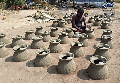 எரிவாயு உருளை தட்டுப்பாடு: 
திருவள்ளூரில் மண் அடுப்பு தயாா் செய்யும் தொழில் தீவிரம்