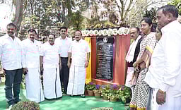 திமுக ஆட்சியில் விவசாயிகள் தற்கொலை தடுக்கப்பட்டுள்ளது! - அமைச்சா் எம்.ஆா்.கே. பன்னீா்செல்வம்